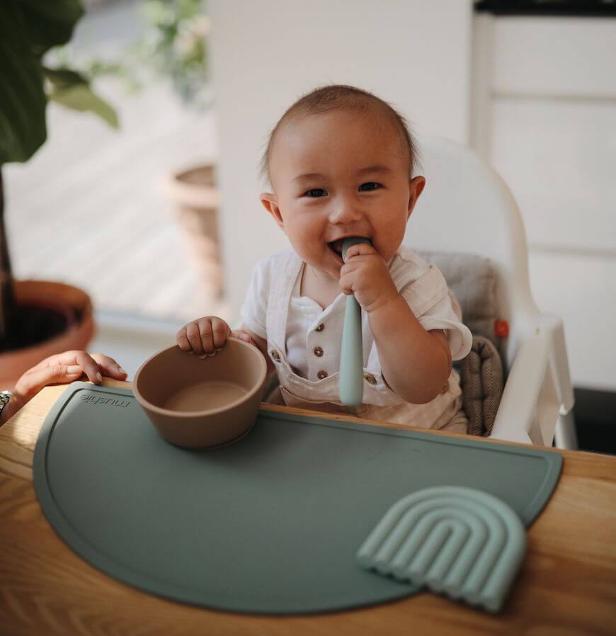 apprendre bébé à manger